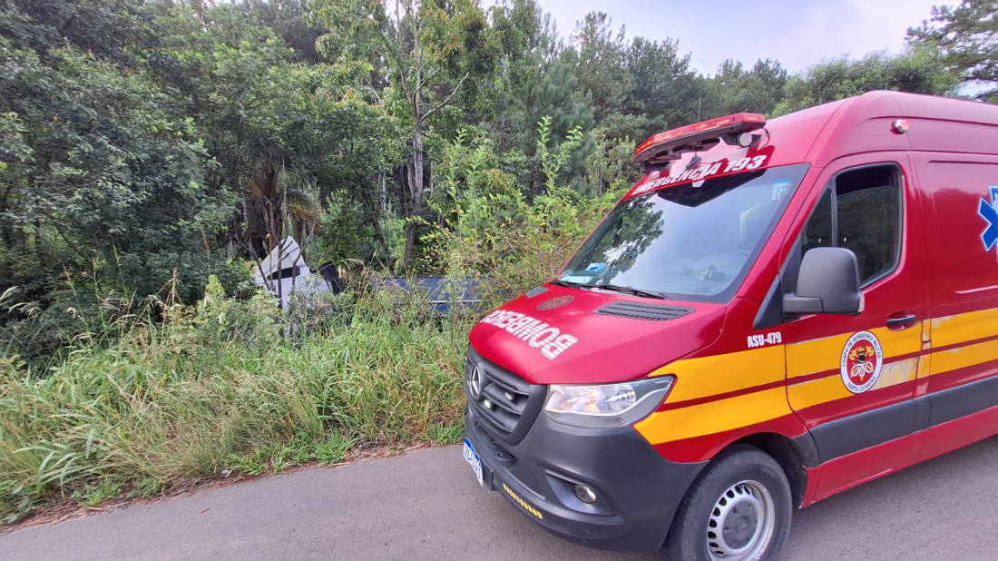 Caminhoneiro teve escoriações após acidente na rodovia e decidiu permanecer no local após atendimento dos bombeiros.