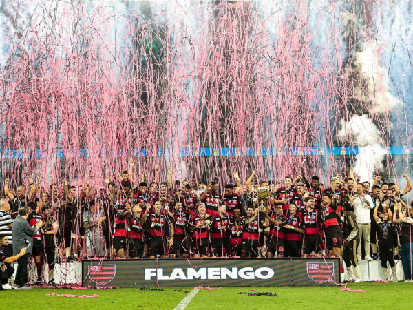 Flamengo vence Fluminense nos p&ecirc;naltis e fatura tricampeonato carioca 