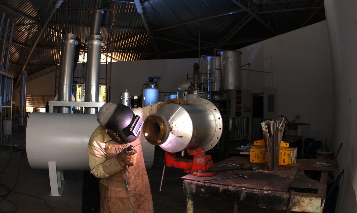 Faturamento da indústria sobe 2,3% em janeiro, mas está abaixo de 2025