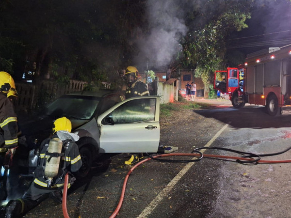 Inc&ecirc;ndio aconteceu na noite de s&aacute;bado em um cruzamento da cidade e exigiu a utiliza&ccedil;&atilde;o de cerca de 1,5 mil litros de &aacute;gua para controlar as chamas 