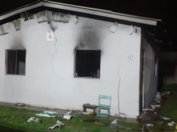 Fogo tomou conta da resid&ecirc;ncia e mobilizou equipes de Tr&ecirc;s Barras e Canoinhas; cerca de 6,5 mil litros de &aacute;gua foram usados no combate &agrave;s chama