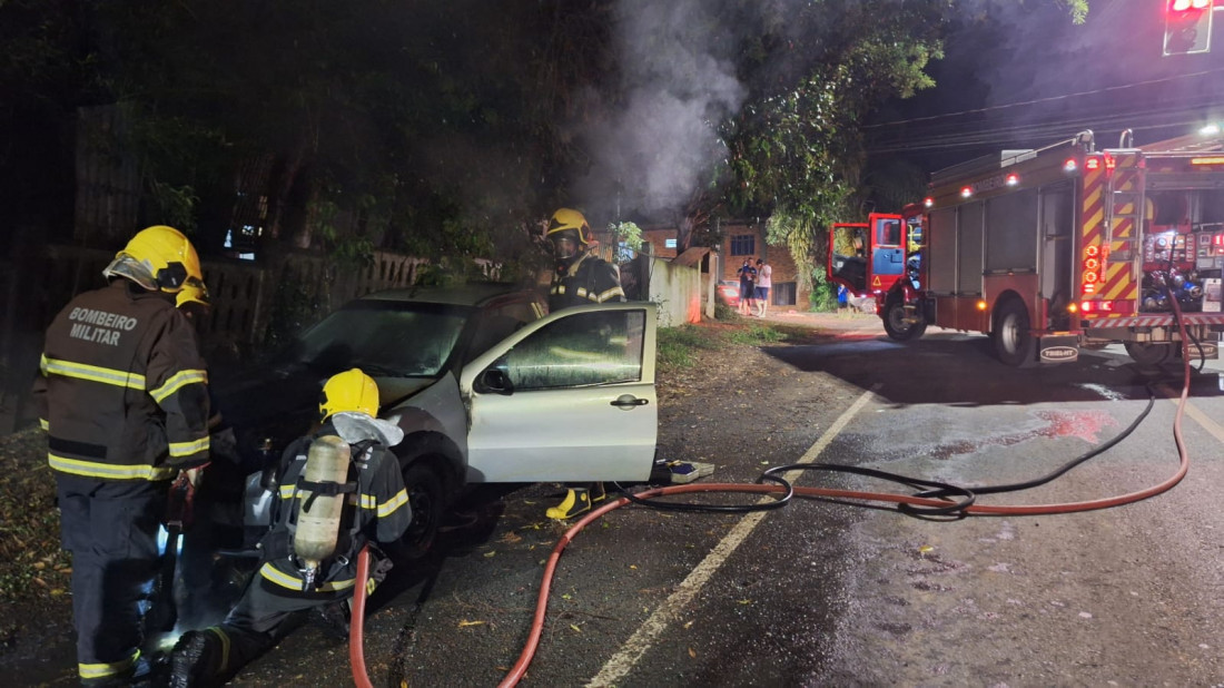 Incêndio aconteceu na noite de sábado em um cruzamento da cidade e exigiu a utilização de cerca de 1,5 mil litros de água para controlar as chamas 