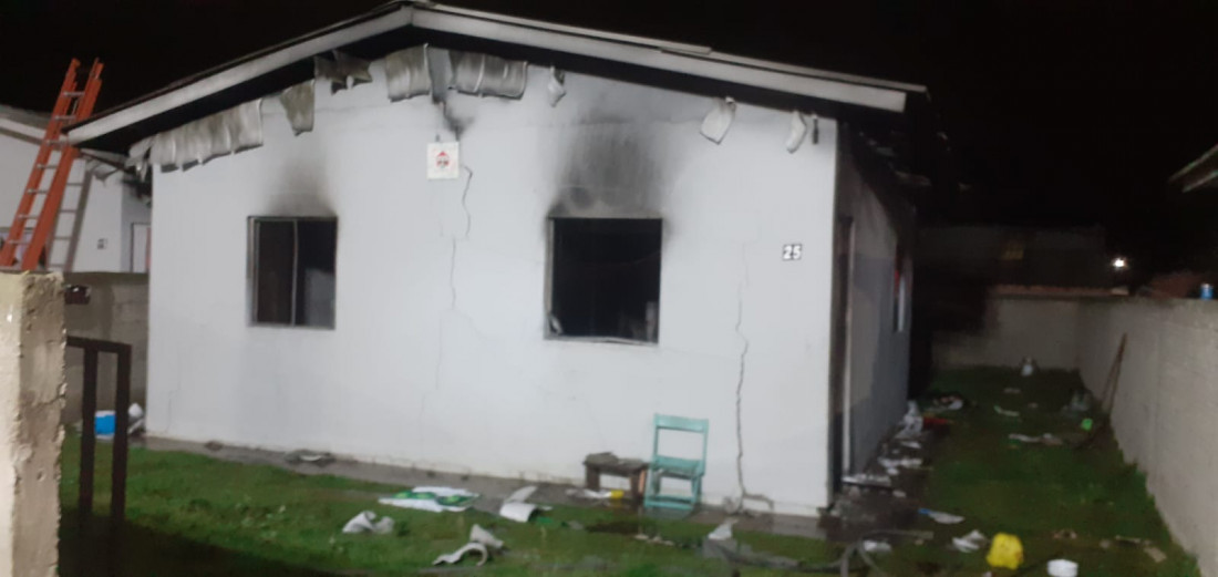 Fogo tomou conta da residência e mobilizou equipes de Três Barras e Canoinhas; cerca de 6,5 mil litros de água foram usados no combate às chama
