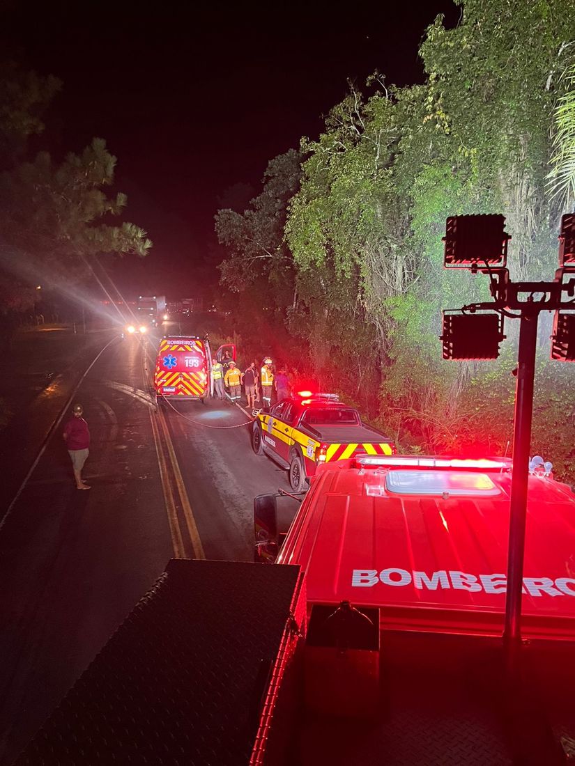 Acidente ocorreu na noite de domingo (8); um dos ocupantes ficou desorientado ap&oacute;s o carro sair da pista