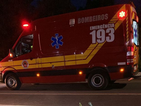 Motociclista de 35 anos ficou ferido e foi levado ao hospital; mulher que pilotava a outra moto teve apenas escoria&ccedil;&otilde;es e recusou atendimento