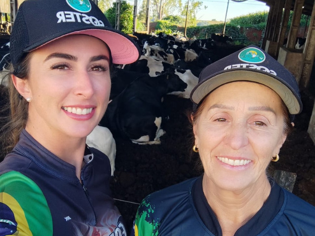 Eliane Soster, acima ao lado da m&atilde;e Salete Pasini Soster, conta que algumas pessoas duvidaram que elas dariam conta da propriedade ap&oacute;s a morte do seu pai