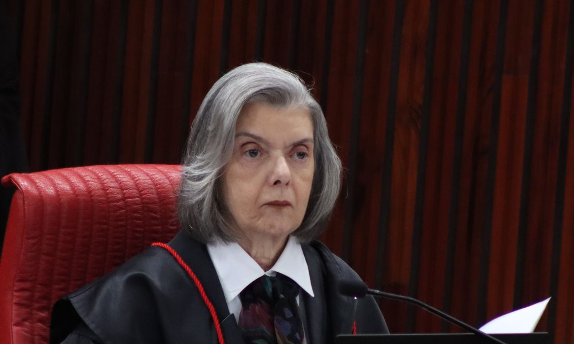 Cármen Lúcia critica falta de espaços de poder para mulheres 