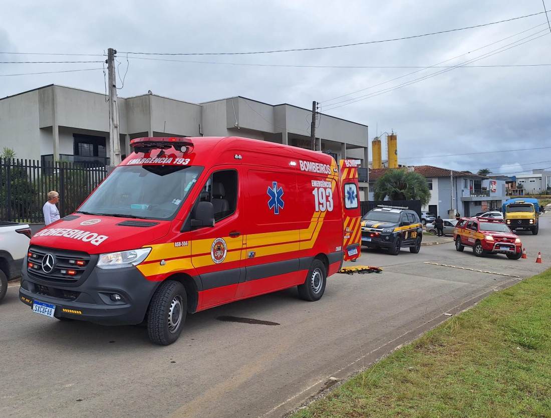 Criança sofreu fratura grave na perna e foi levada ao hospital pelos Bombeiros