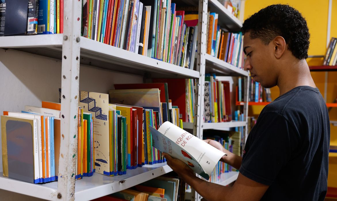 Alerj aprova formação de jovens para promover leitura e escrita no RJ