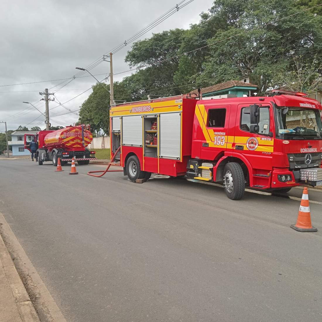Bombeiros utilizaram cerca de 4 mil litros de água para controlar as chamas no bairro São Lourenço