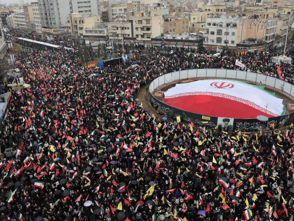 Sob bombas, multid&otilde;es v&atilde;o &agrave;s ruas no Ir&atilde; em apoio aos palestinos