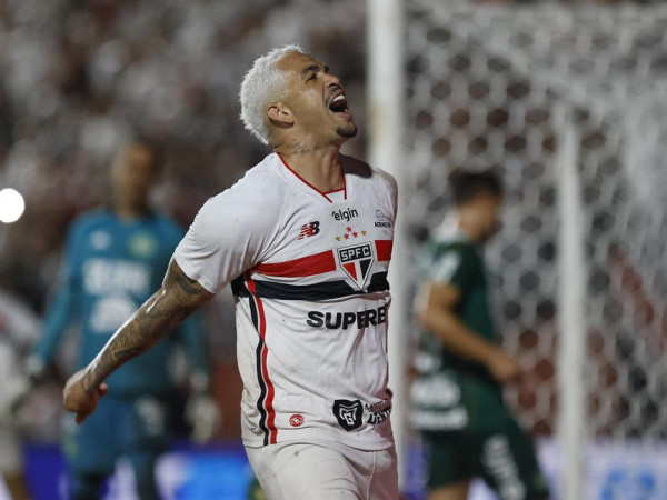 S&atilde;o Paulo vence Chapecoense e assume lideran&ccedil;a isolada do Brasileiro