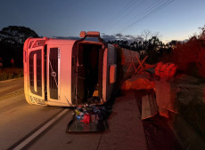 Motorista de 46 anos sofreu apenas escoria&ccedil;&otilde;es e recusou encaminhamento ao hospital ap&oacute;s atendimento dos bombeiros