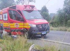 Acidente ocorreu pr&oacute;ximo ao trevo secund&aacute;rio de acesso &agrave; cidade; v&iacute;tima foi encaminhada &agrave; UPA de Canoinhas