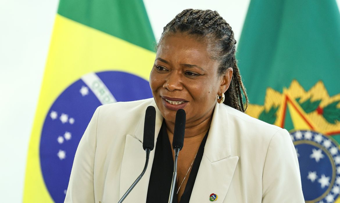Ministra da Cultura defende investimento em arte e educação