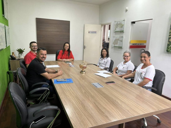 A prefeita Ana Claudia oficializa a renova&ccedil;&atilde;o do conv&ecirc;nio com a APOCA