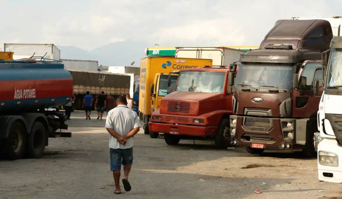 A orientação das lideranças é para que os motoristas não bloqueiem rodovias, mas fiquem parados em casa ou em postos para evitar multas