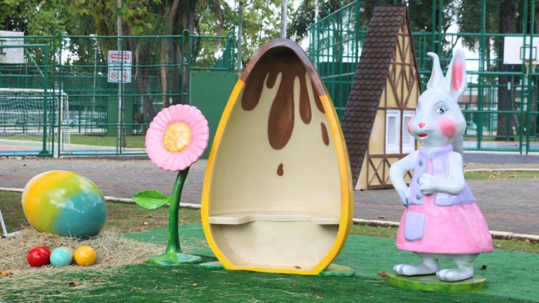 Decoração de Páscoa na Praça Lauro Muller em Canoinhas.
