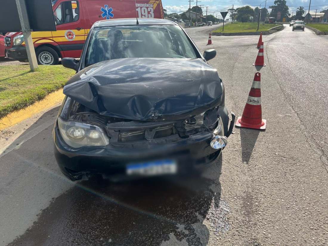 Acidente aconteceu no trevo de acesso à cidade; motoristas escaparam sem ferimentos