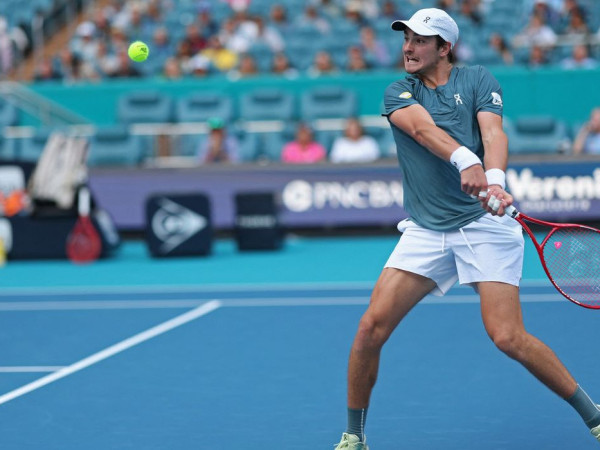 Jo&atilde;o Fonseca luta, mas &eacute; superado pelo espanhol Carlos Alcaraz