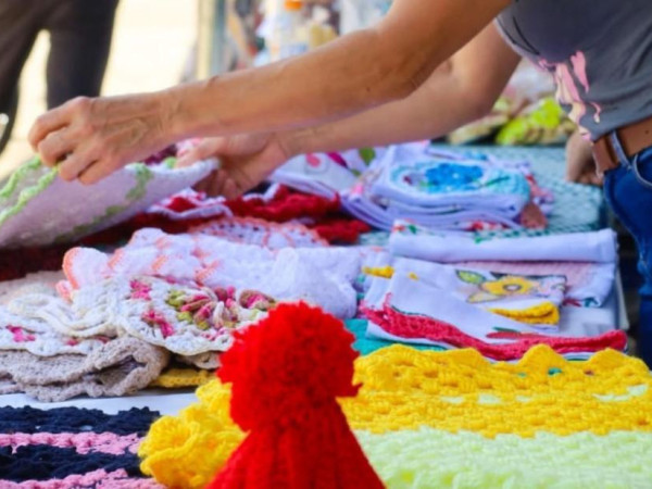 Feira de artesanato na pra&ccedil;a Lauro Muller.