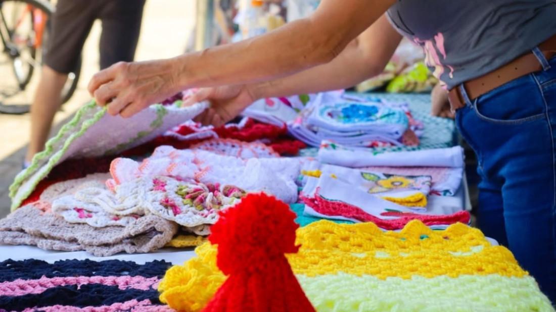 Feira de artesanato na praça Lauro Muller.