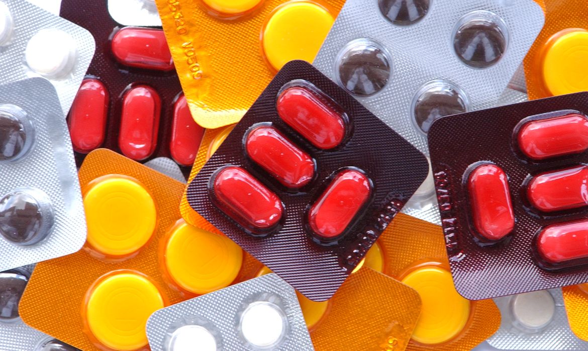 Cmed multa distribuidoras de medicamentos e defende regulamentação