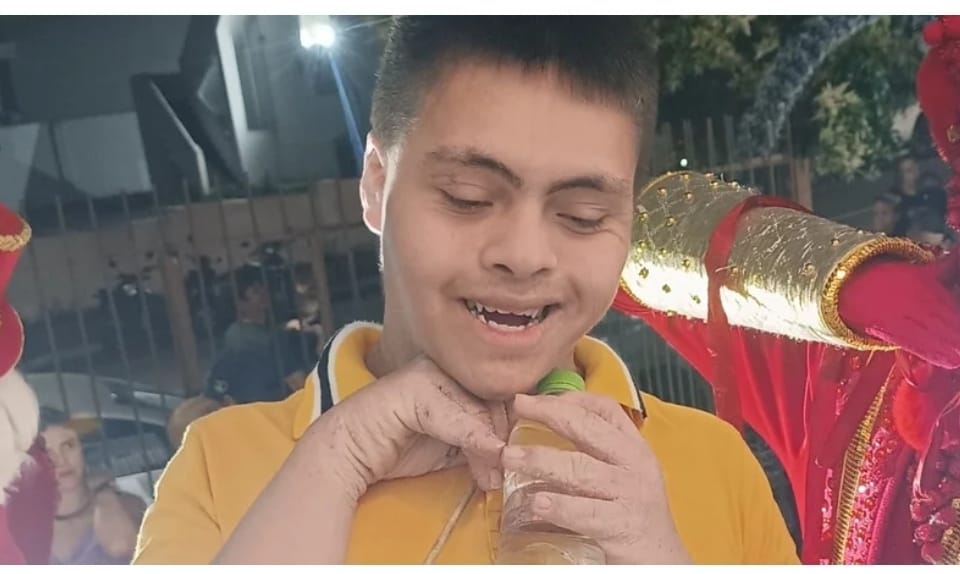 Adolescente de 16 anos enfrenta psoríase grave, vive isolado e precisa de ajuda para realizar exame essencial ao tratamento