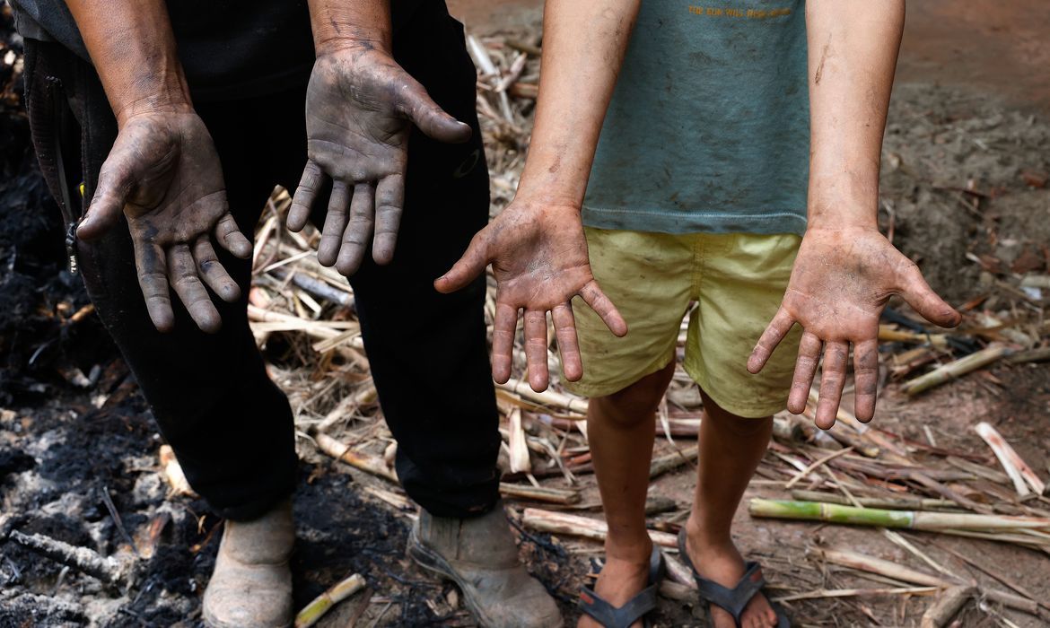 Famílias lutam para reconstruir a vida um mês depois de chuvas em MG