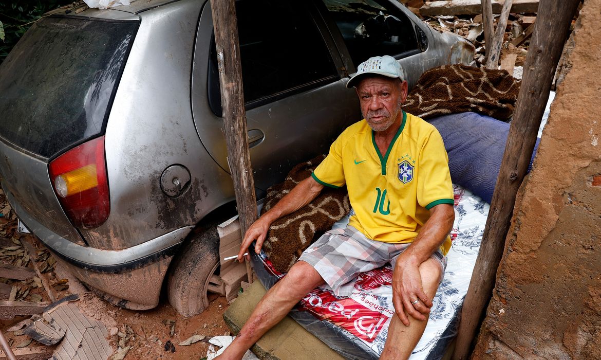 Morador de Juiz de Fora vive entre escombros de casa atingida por lama