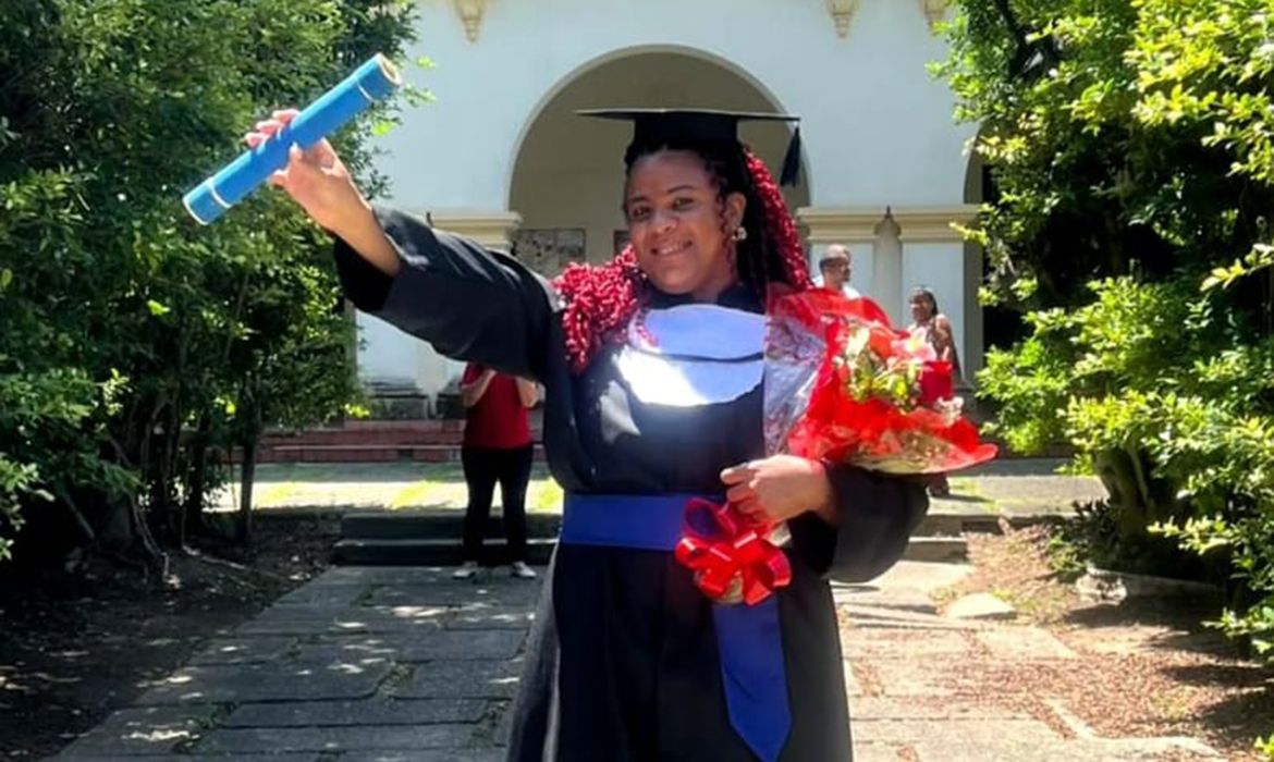 Mulher trans chega à universidade 25 anos após violências na escola 