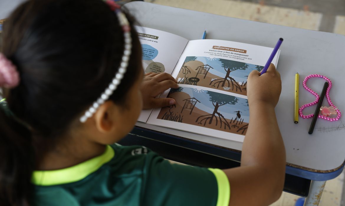 Criança diz a Lula que um "mundo mágico" se abriu ao aprender a ler