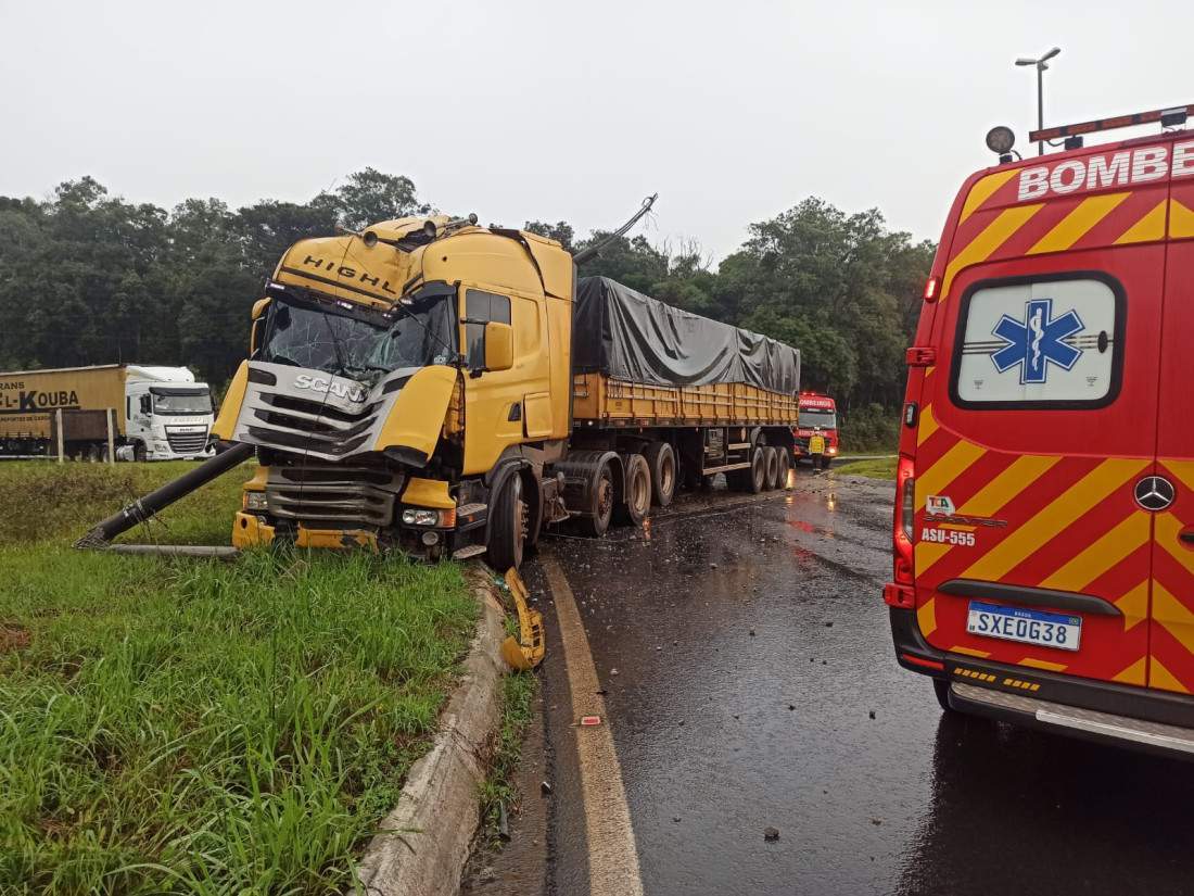 As equipes trabalharam para controlar a situação e organizar o trânsito até a chegada de apoio especializado