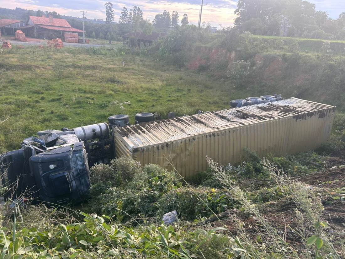 Homem de 38 anos foi socorrido após perder o controle do veículo em curva na localidade de Salto do Rio Canoinhas