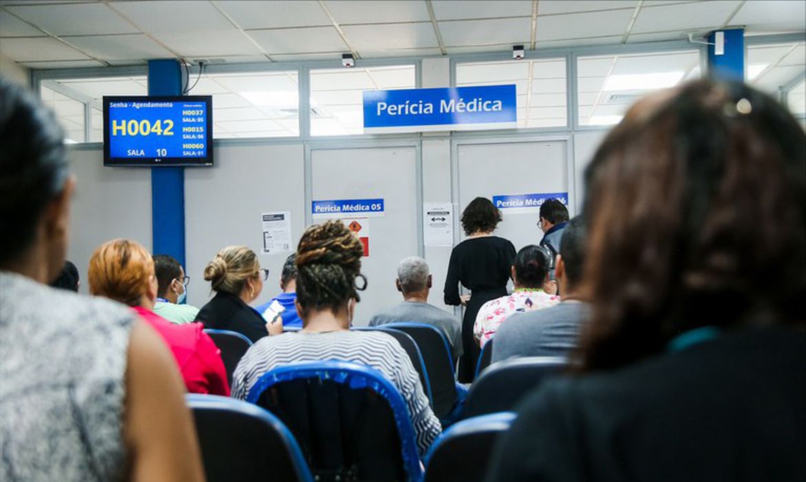 INSS faz mutirão de perícias médicas para reduzir tempo de espera 