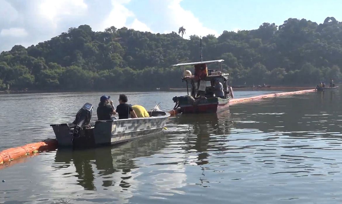 Barreira de cabelo humano ajudará a conter óleo na Baía de Guanabara