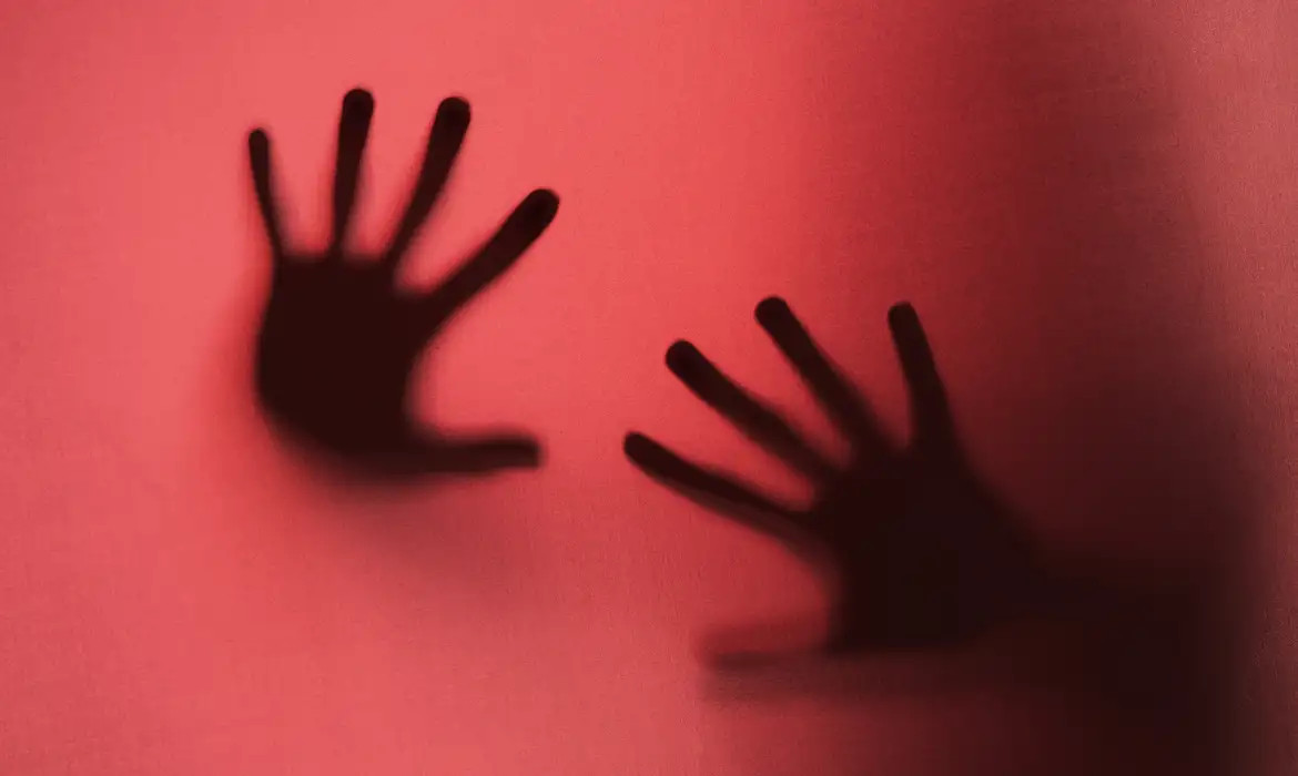 Entenda o que é vicaricídio; projeto de lei endurece pena para o crime