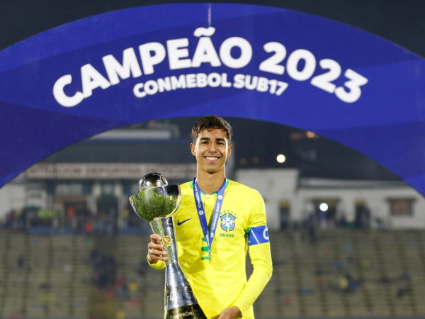 Carlo Ancelotti convoca o zagueiro Vitor Reis, do Girona