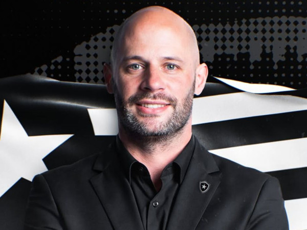 Botafogo oficializa contrata&ccedil;&atilde;o do t&eacute;cnico portugu&ecirc;s Franclim Carvalho