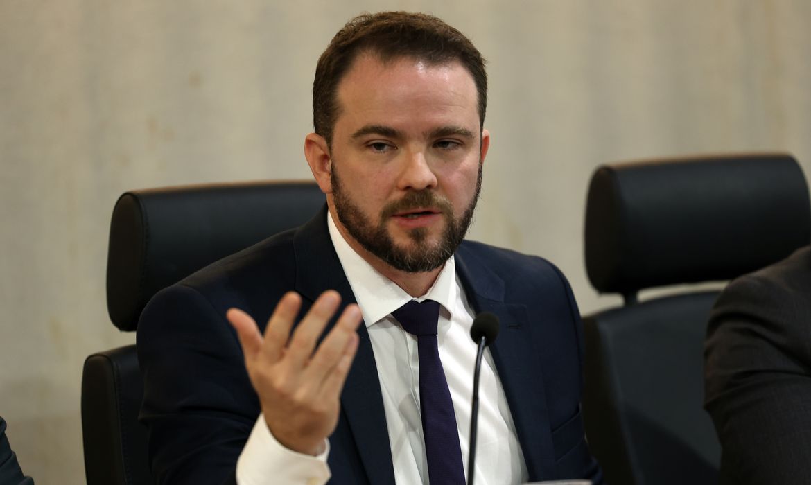 Governo eleva imposto do cigarro para bancar querosene e biodiesel