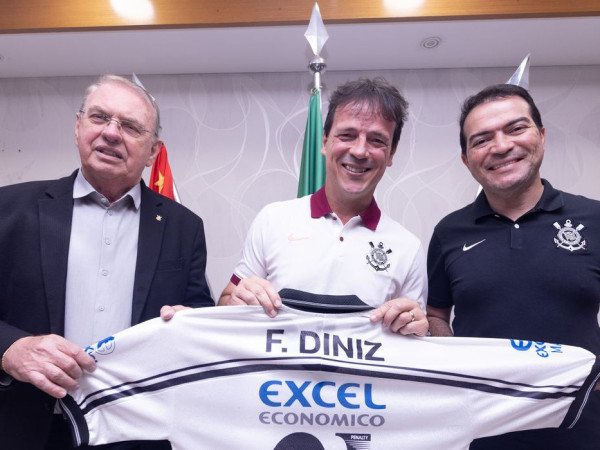 Fernando Diniz &eacute; anunciado como novo t&eacute;cnico do Corinthians