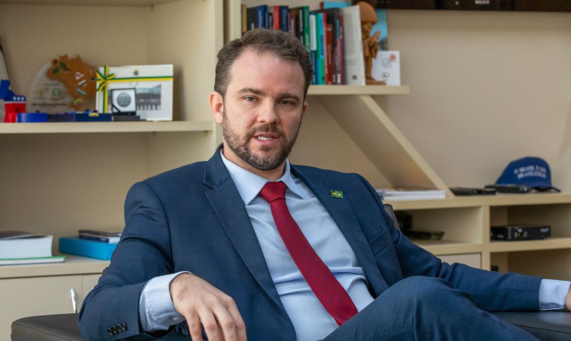 Governo avalia uso do FGTS para quitar dívidas, diz Durigan