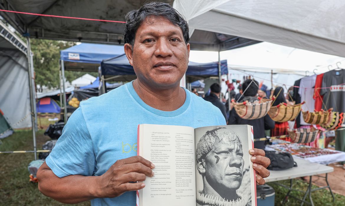 Indígena no Xingu aprendeu português para salvar aldeia, diz biógrafo
