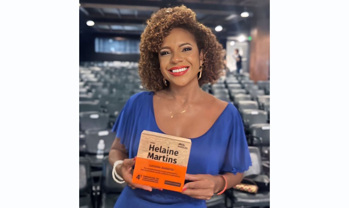 Luciana Barreto é homenageada no 4º Prêmio MOL de Jornalismo