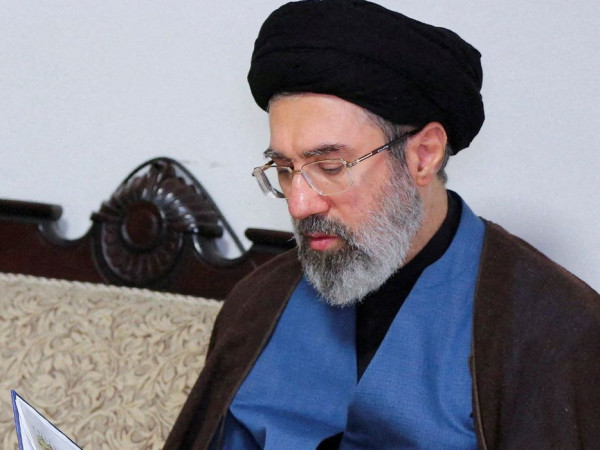 Khamenei refor&ccedil;a que Estreito de Ormuz ter&aacute; novas regras para passagem