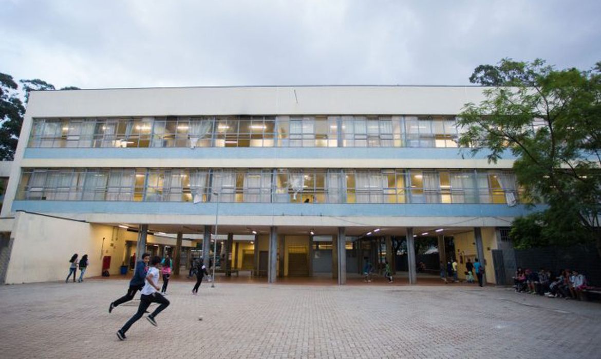 Professores do estado de SP finalizam greve, mas mantêm mobilização