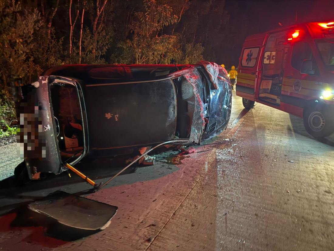 Um dos veículos chegou a capotar e ficou atravessado na pista durante a madrugada