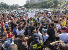 Motoristas protestam contra regulamenta&ccedil;&atilde;o do servi&ccedil;o por aplicativo