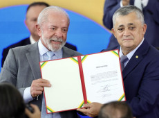 Jos&eacute; Guimar&atilde;es assume minist&eacute;rio e fala em "derrotar o fascismo"