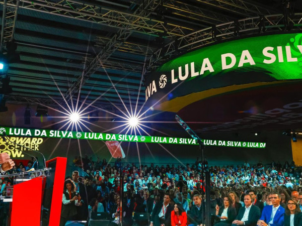 Lula fala para milhares na Espanha e pede coer&ecirc;ncia dos progressistas 